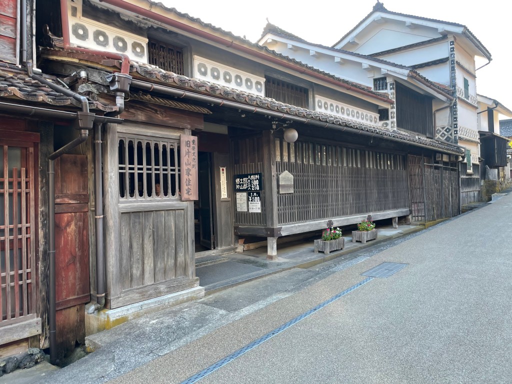 岡山県の森の芸術祭と赤で彩るアート展
